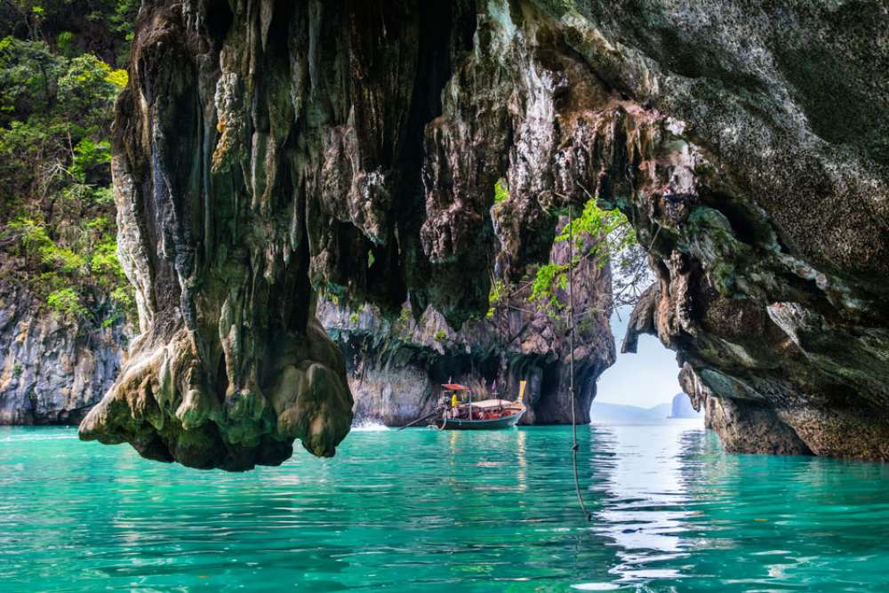 Un bateau transportant des touristes autour de l'île de Koh Hong
